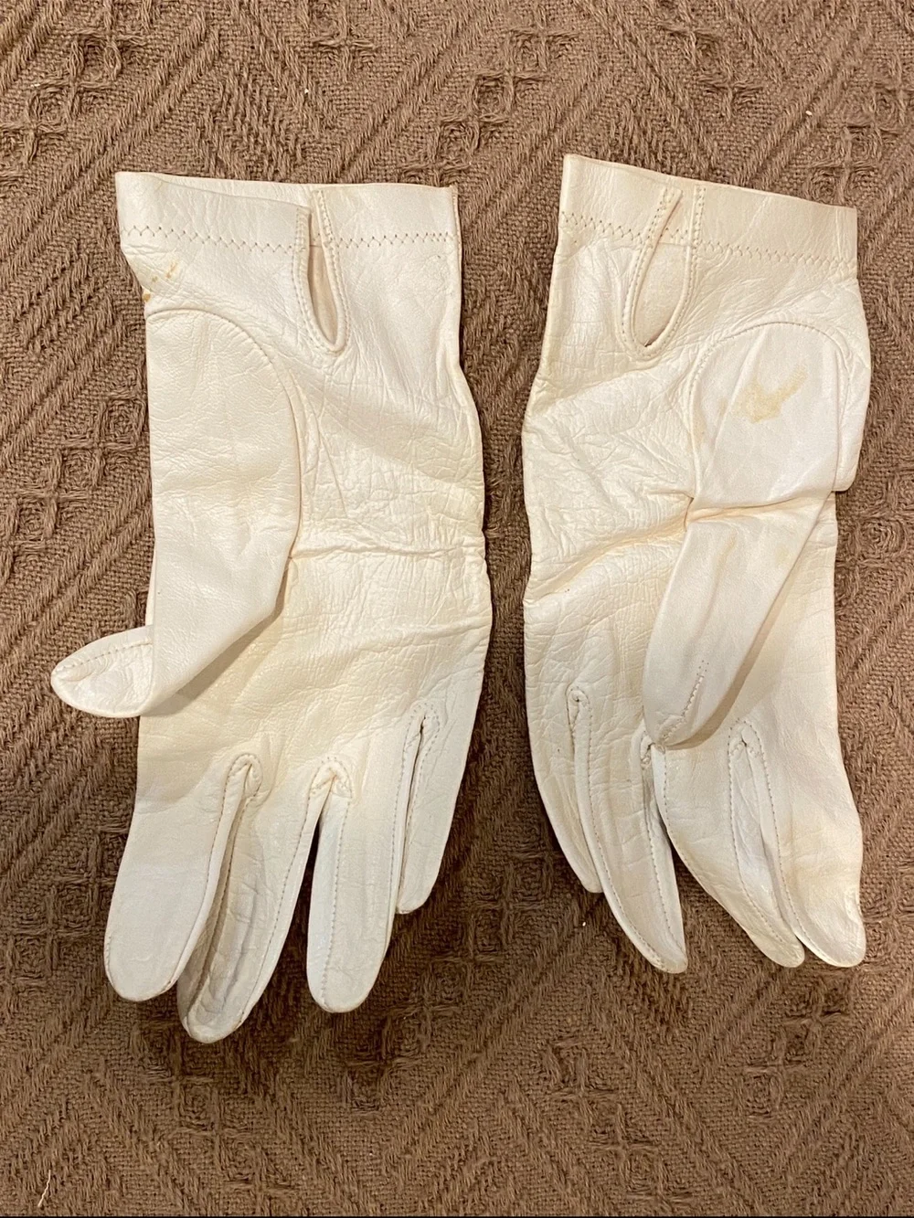 Women’s small white vintage kid leather gloves with stitched